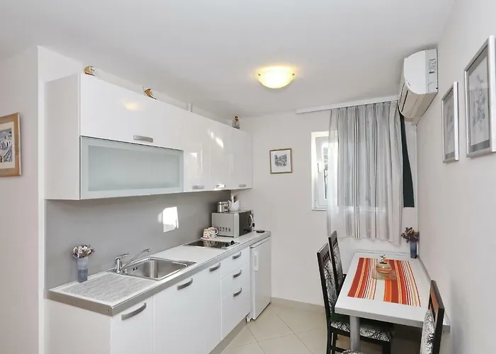 Senkini Dvori Sutomiscica